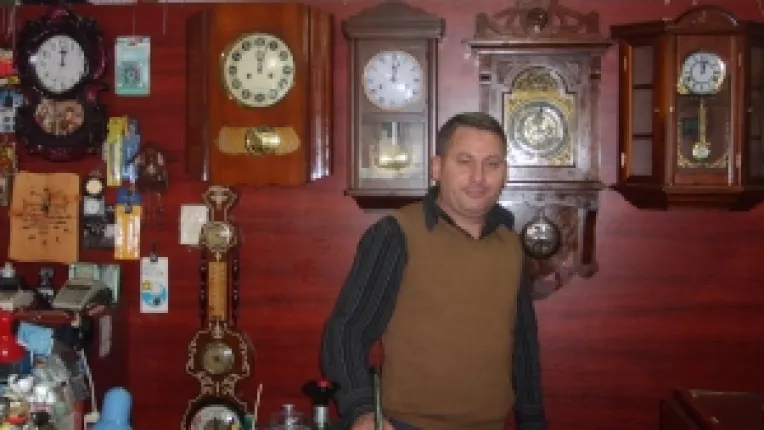 Ceasornicarul Catalin Vardianu: "Multi oameni apeleaza la mine pentru a le repara pendulele vechi!"