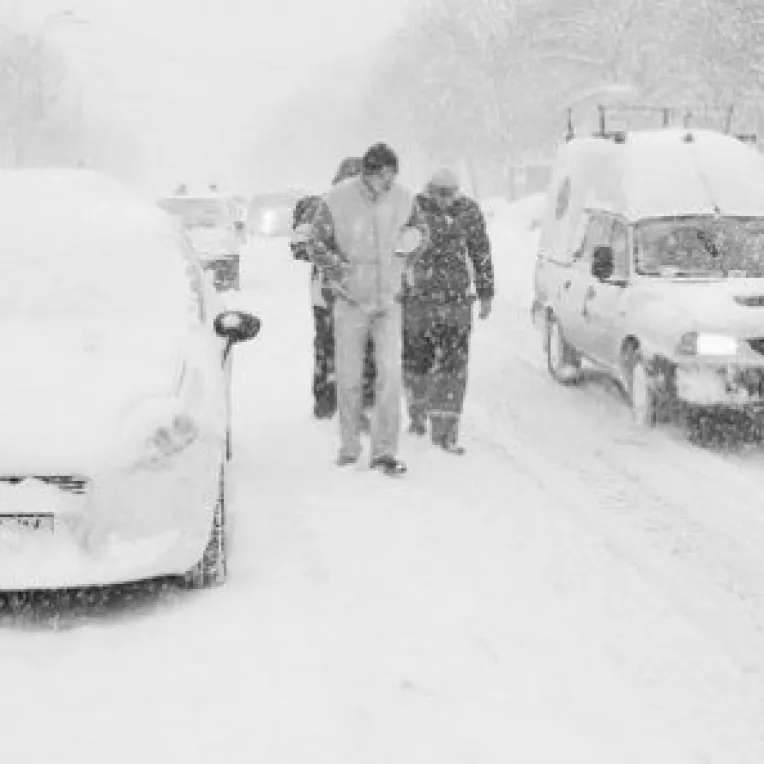 Circulatia se desfasoara in conditii de iarna pe mai multe drumuri din tara