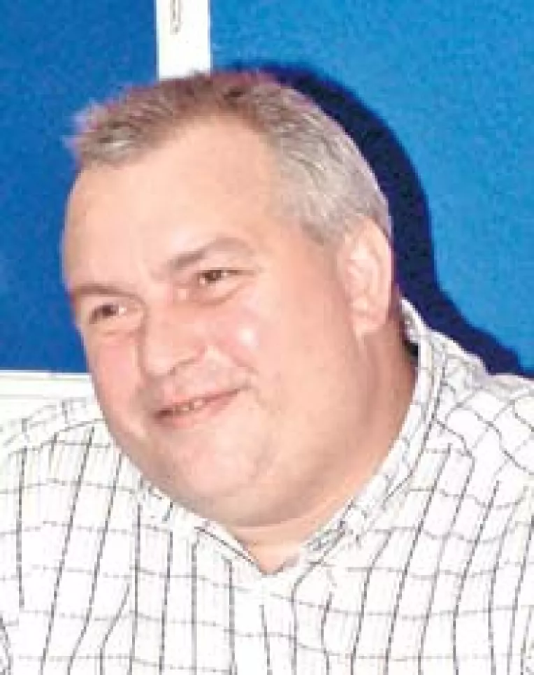 Constantinescu: "Suntem o tara de cretini, condusa de cretini"; Stelian Dutu: "Mai idiot ca Nicusor Constantinescu nu e nimeni"