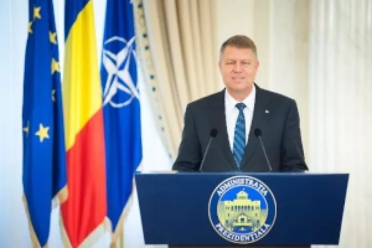 Cu gandul la cel de-al doilea mandat, Klaus Iohannis nu-si poate permite sa arunce Romania intr-o grava criza politica, in anul Marii Uniri