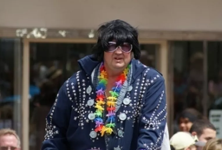 Dilimache in costum de Elvis 