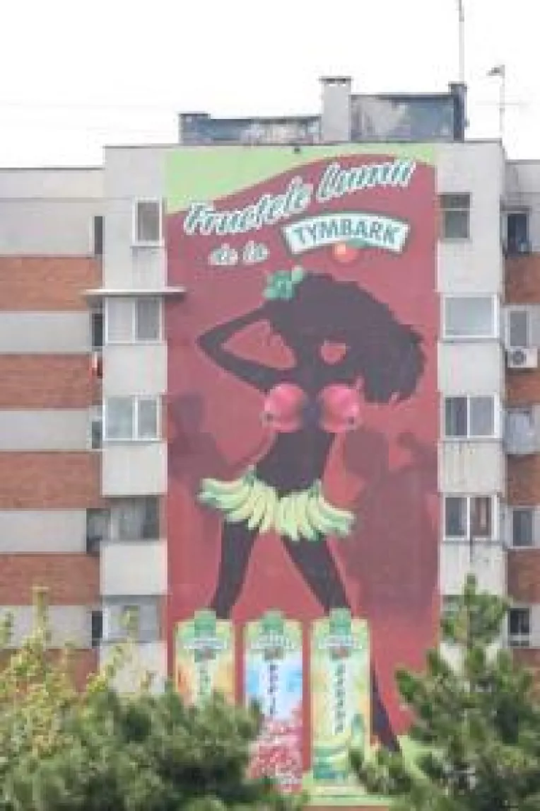 Invazia panourilor a atins cote maxime. Blocurile Craiovei, umbrite de publicitate