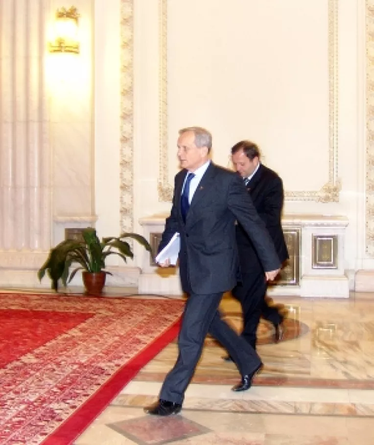 Invins de atributiile excesive ale Colegiului Presedintilor 
Stolojan a plecat fiindca ar fi fost un premier de paie