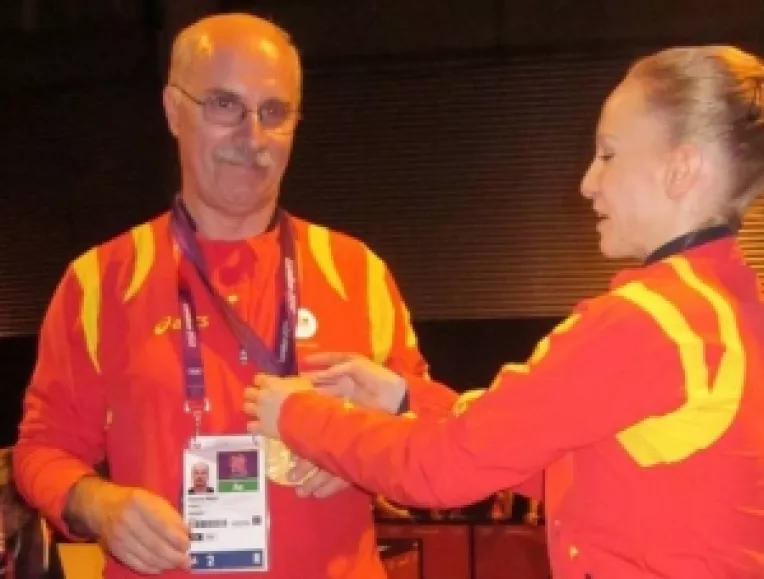 Sandra Izabasa a facut un gest incredibil: si-a scos medalia si a pus-o la gatul lui Octavian Bellu