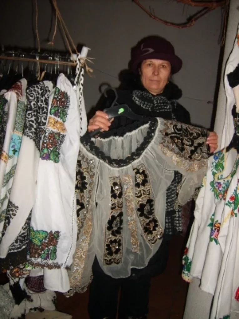 Stela Lucaciu: "Bundite cusute manual si papusa imbracata in costum traditional bucovinean!"