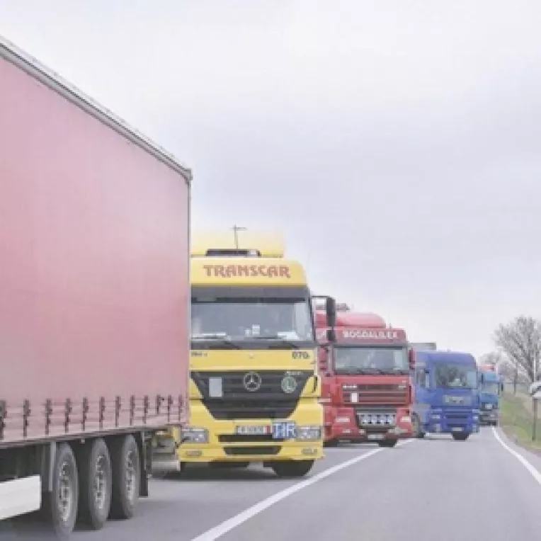 Transportul unui TIR cu trenul, mai ieftin decat pe sosea